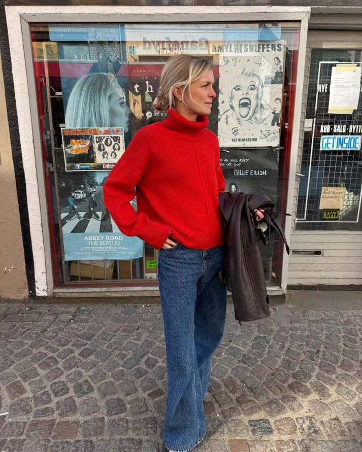 Scarlet Sweater on moderni, huoliteltu ja tyylikkään väljä neulepusero, jonka ilmettä ryhdittävät kauniit, pystysuuntaiset kohoraidat.