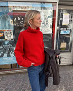 Scarlet Sweater on moderni, huoliteltu ja tyylikkään väljä neulepusero, jonka ilmettä ryhdittävät kauniit, pystysuuntaiset kohoraidat.