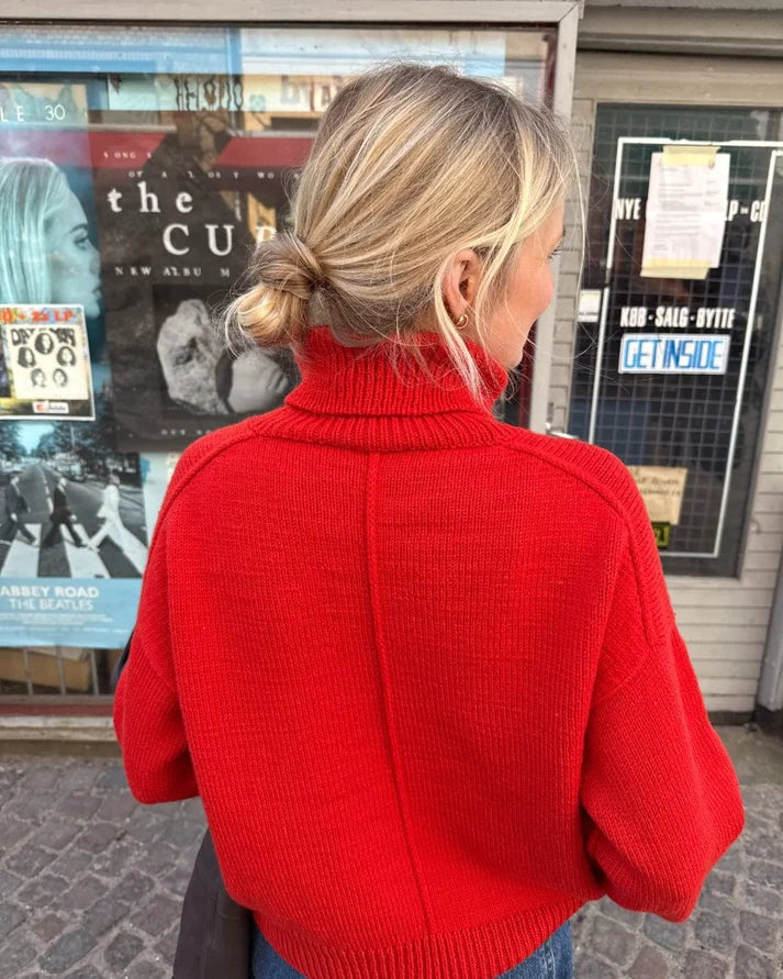 Scarlet Sweater on moderni, huoliteltu ja tyylikkään väljä neulepusero, jonka ilmettä ryhdittävät kauniit, pystysuuntaiset kohoraidat.