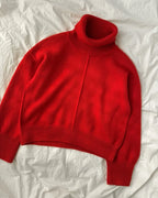 Scarlet Sweater on moderni, huoliteltu ja tyylikkään väljä neulepusero, jonka ilmettä ryhdittävät kauniit, pystysuuntaiset kohoraidat.
