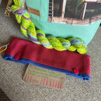 Carelia Handmade käsintehty sukkaprojektipussi ja nepparillinen puikkopesä pitävät työn ja silmukat tallessa. Mukana kehruukuitu- tai minilankanäyte!