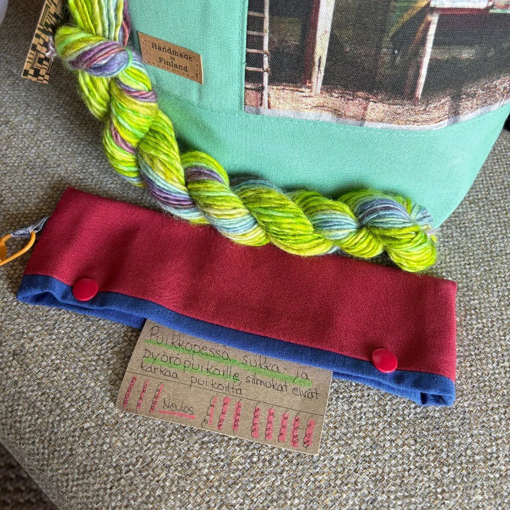 Carelia Handmade käsintehty sukkaprojektipussi ja nepparillinen puikkopesä pitävät työn ja silmukat tallessa. Mukana kehruukuitu- tai minilankanäyte!