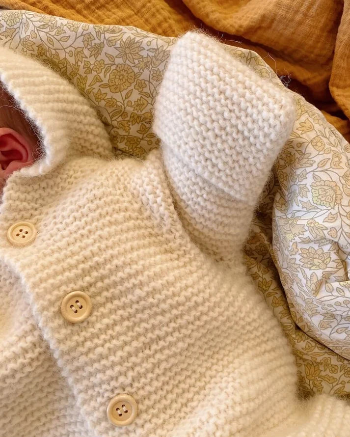 Selma’s Sleep Suit on suloinen, muhkea ja ihanan lämmin hupullinen vauvojen ja taaperoiden neulehaalari.
