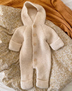 Selma’s Sleep Suit on suloinen, muhkea ja ihanan lämmin hupullinen vauvojen ja taaperoiden neulehaalari.