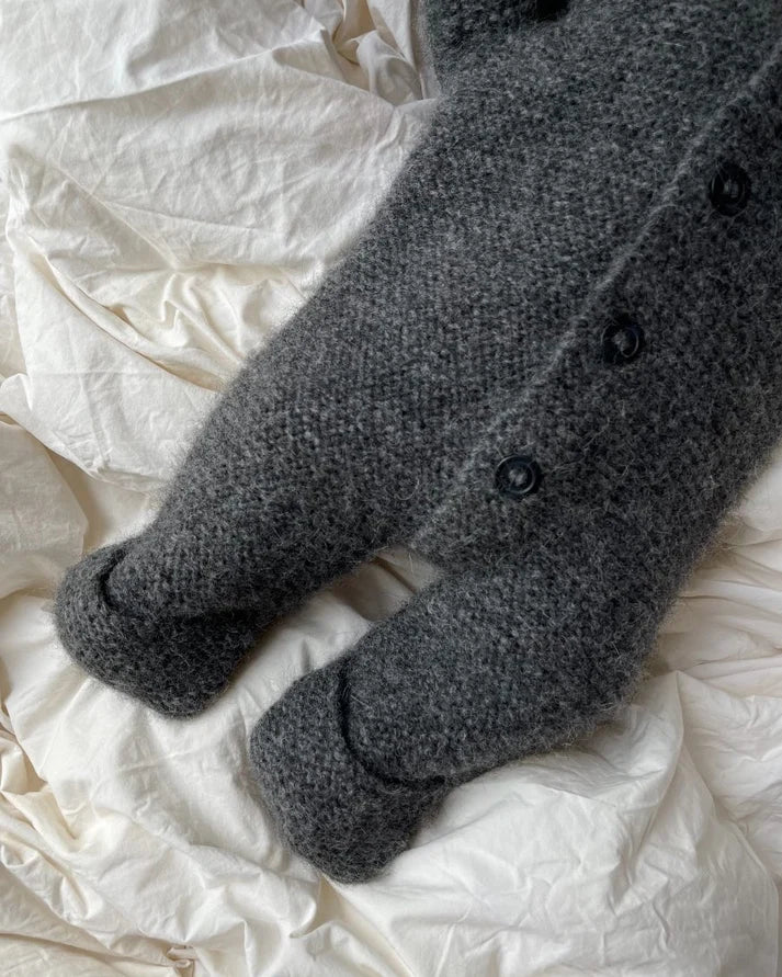 Selma’s Sleep Suit on suloinen, muhkea ja ihanan lämmin hupullinen vauvojen ja taaperoiden neulehaalari.