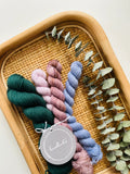  Laurelknitsin käsinvärjätty SuperSock-lankasetti on tähän täydellinen ratkaisu! Tämä hurmaava lajitelma sisältää yhden 50 gramman päävyyhdin sekä kolme ihanaa 20 gramman minivyyhtiä 