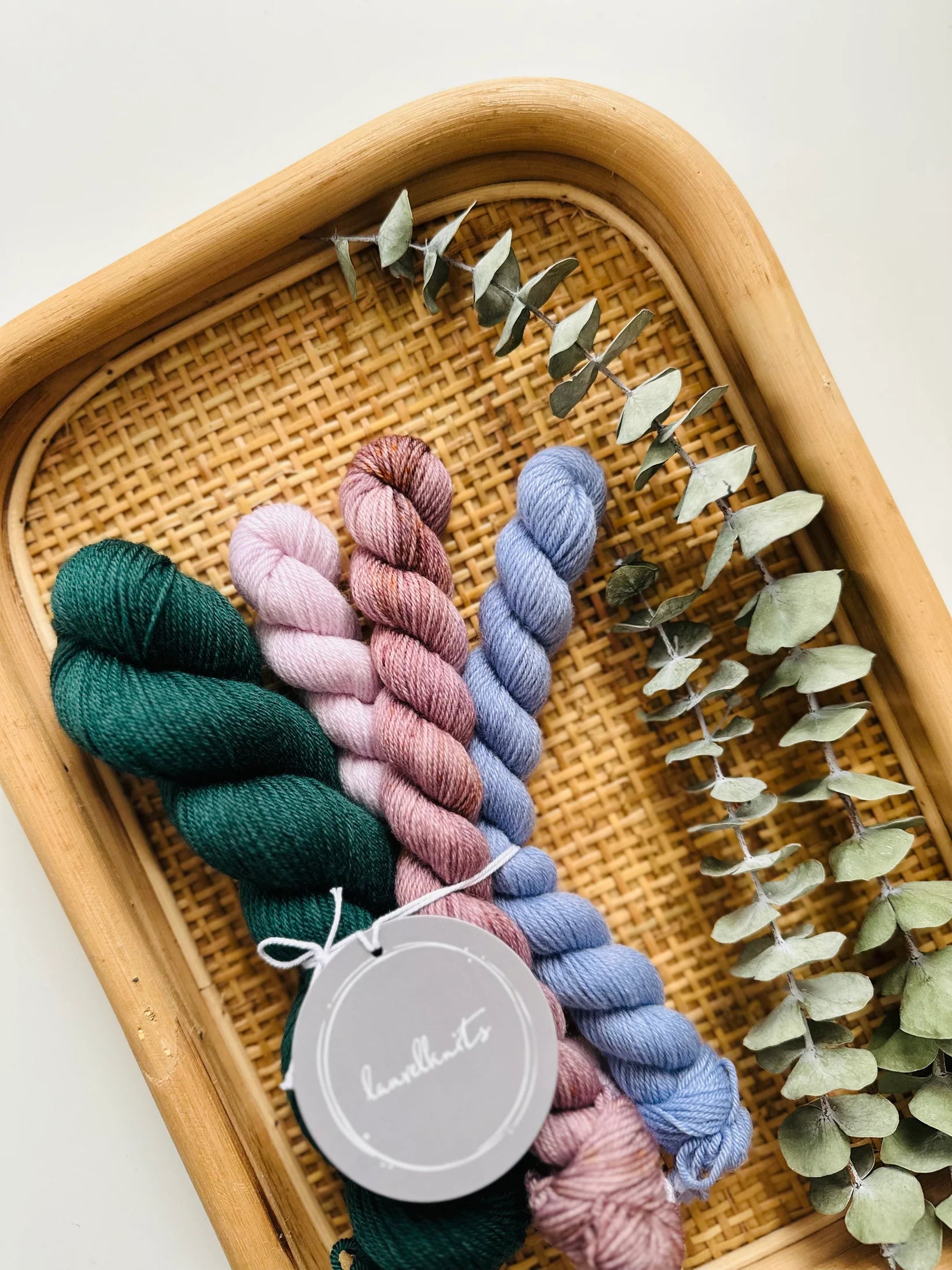  Laurelknitsin käsinvärjätty SuperSock-lankasetti on tähän täydellinen ratkaisu! Tämä hurmaava lajitelma sisältää yhden 50 gramman päävyyhdin sekä kolme ihanaa 20 gramman minivyyhtiä 