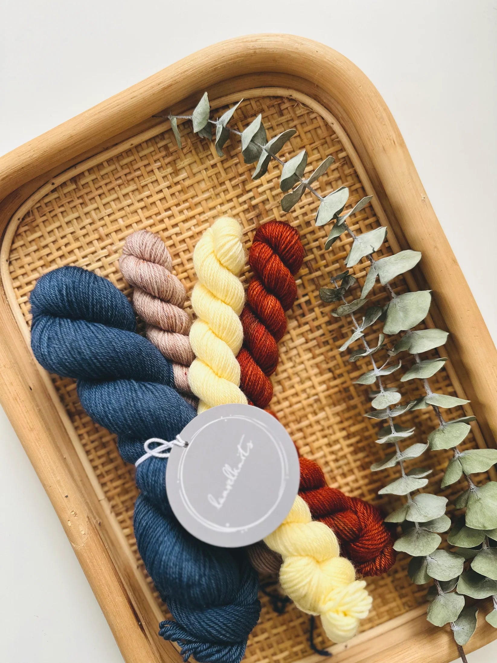  Laurelknitsin käsinvärjätty SuperSock-lankasetti on tähän täydellinen ratkaisu! Tämä hurmaava lajitelma sisältää yhden 50 gramman päävyyhdin sekä kolme ihanaa 20 gramman minivyyhtiä 