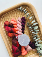  Laurelknitsin käsinvärjätty SuperSock-lankasetti on tähän täydellinen ratkaisu! Tämä hurmaava lajitelma sisältää yhden 50 gramman päävyyhdin sekä kolme ihanaa 20 gramman minivyyhtiä 