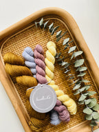  Laurelknitsin käsinvärjätty SuperSock-lankasetti on tähän täydellinen ratkaisu! Tämä hurmaava lajitelma sisältää yhden 50 gramman päävyyhdin sekä kolme ihanaa 20 gramman minivyyhtiä 