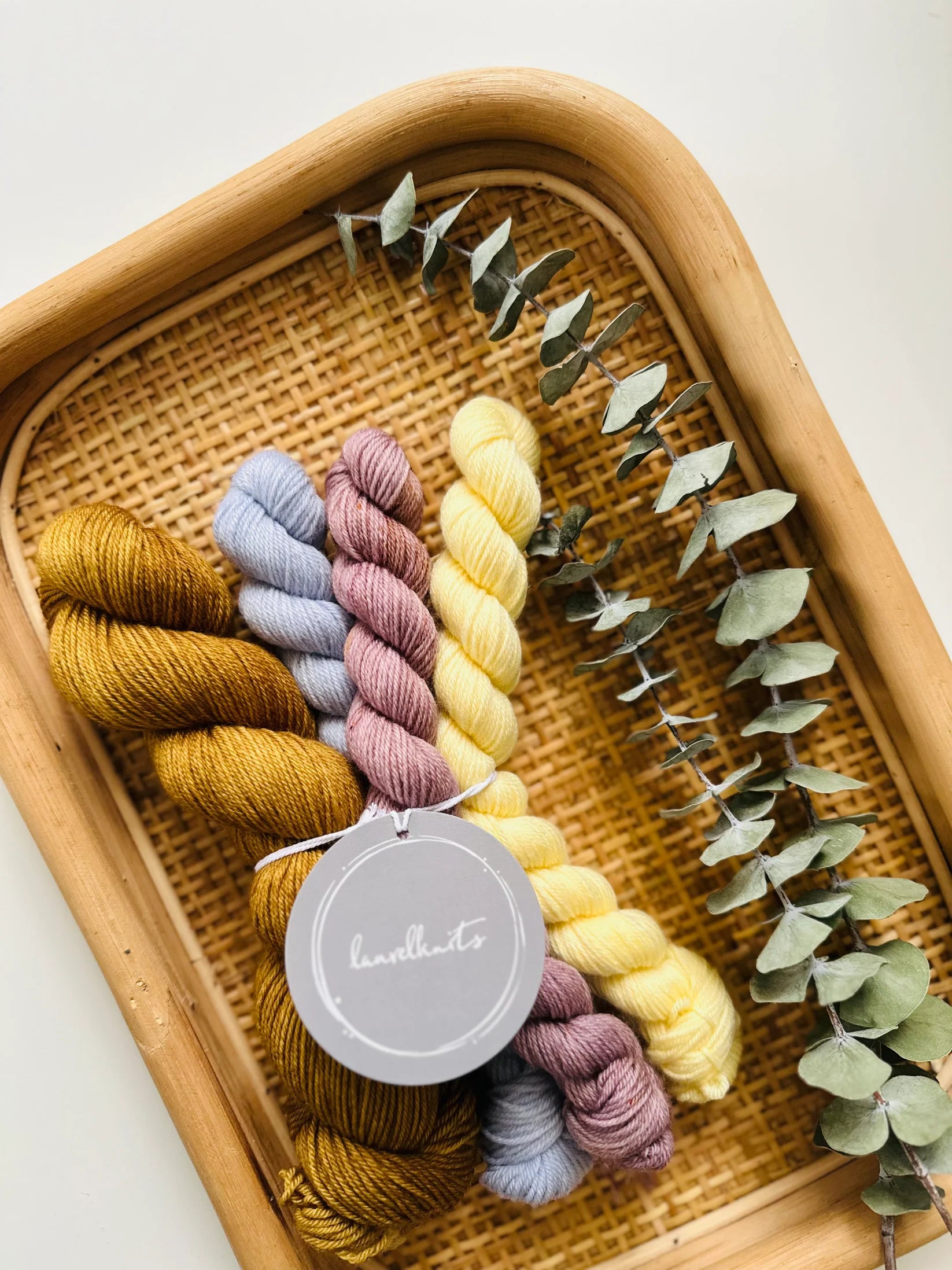 Laurelknitsin käsinvärjätty SuperSock-lankasetti on tähän täydellinen ratkaisu! Tämä hurmaava lajitelma sisältää yhden 50 gramman päävyyhdin sekä kolme ihanaa 20 gramman minivyyhtiä 