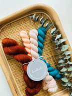  Laurelknitsin käsinvärjätty SuperSock-lankasetti on tähän täydellinen ratkaisu! Tämä hurmaava lajitelma sisältää yhden 50 gramman päävyyhdin sekä kolme ihanaa 20 gramman minivyyhtiä 