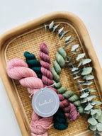  Laurelknitsin käsinvärjätty SuperSock-lankasetti on tähän täydellinen ratkaisu! Tämä hurmaava lajitelma sisältää yhden 50 gramman päävyyhdin sekä kolme ihanaa 20 gramman minivyyhtiä 