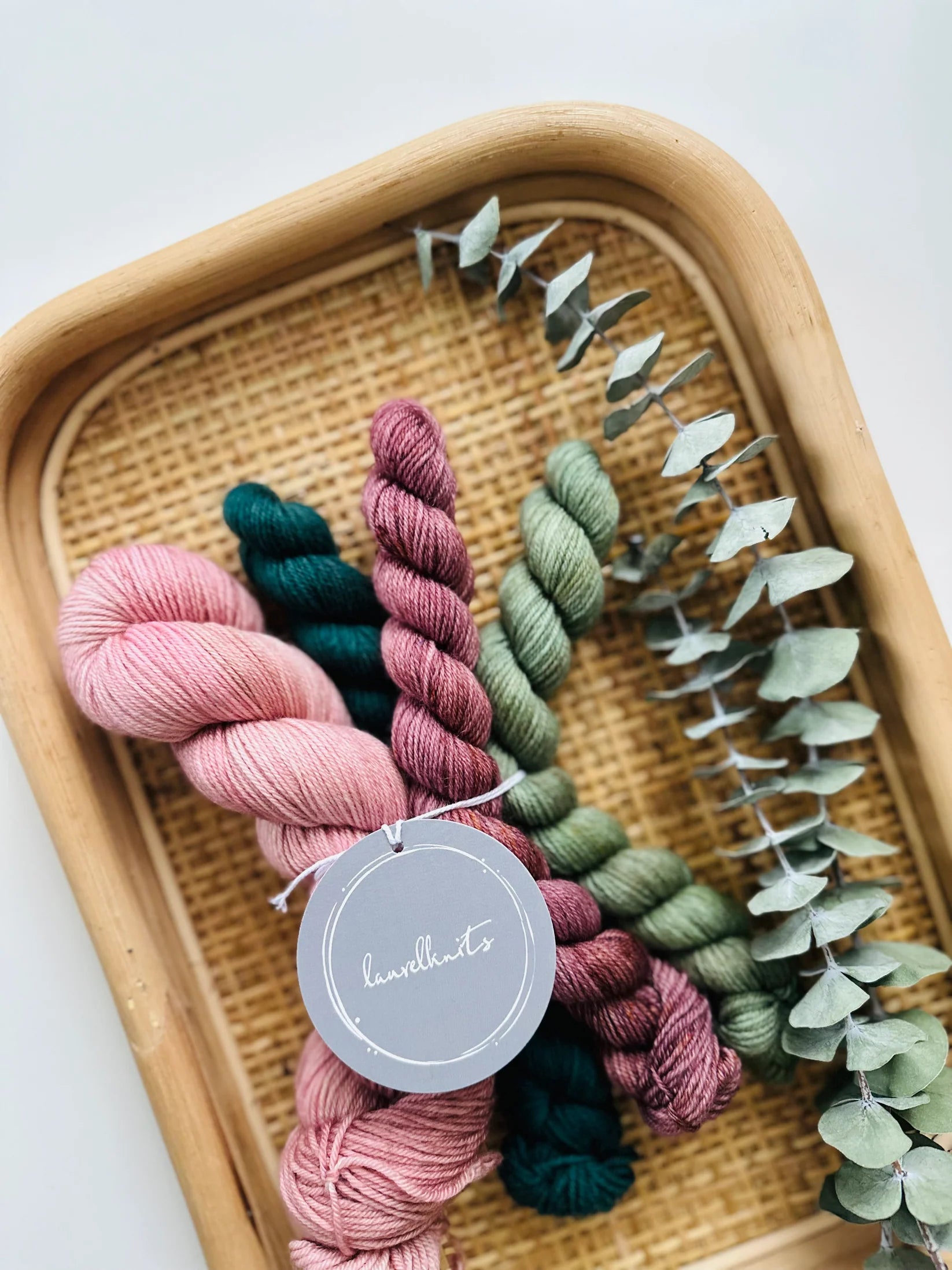  Laurelknitsin käsinvärjätty SuperSock-lankasetti on tähän täydellinen ratkaisu! Tämä hurmaava lajitelma sisältää yhden 50 gramman päävyyhdin sekä kolme ihanaa 20 gramman minivyyhtiä 