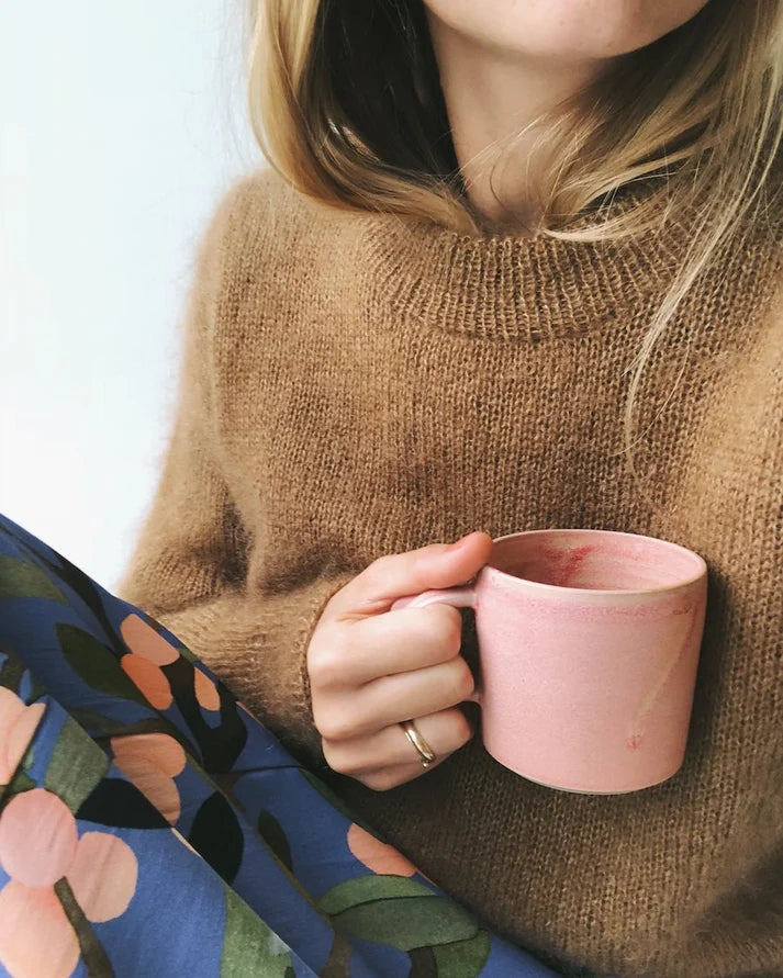 Stockholm Sweater on ylellinen, höyhenenkevyt ja elegantti neulepusero, joka neulotaan kauttaaltaan kaksinkertaisesta lace-vahvuisesta silkki-mohairlangasta.