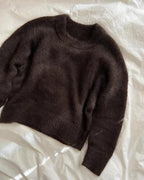 Stockholm Sweater on ylellinen, höyhenenkevyt ja elegantti neulepusero, joka neulotaan kauttaaltaan kaksinkertaisesta lace-vahvuisesta silkki-mohairlangasta.