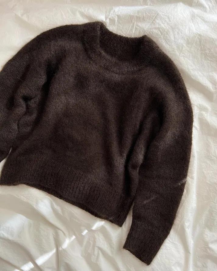 Stockholm Sweater on ylellinen, höyhenenkevyt ja elegantti neulepusero, joka neulotaan kauttaaltaan kaksinkertaisesta lace-vahvuisesta silkki-mohairlangasta.