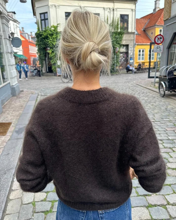 Stockholm Sweater on ylellinen, höyhenenkevyt ja elegantti neulepusero, joka neulotaan kauttaaltaan kaksinkertaisesta lace-vahvuisesta silkki-mohairlangasta.