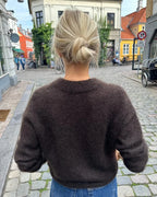 Stockholm Sweater on ylellinen, höyhenenkevyt ja elegantti neulepusero, joka neulotaan kauttaaltaan kaksinkertaisesta lace-vahvuisesta silkki-mohairlangasta.