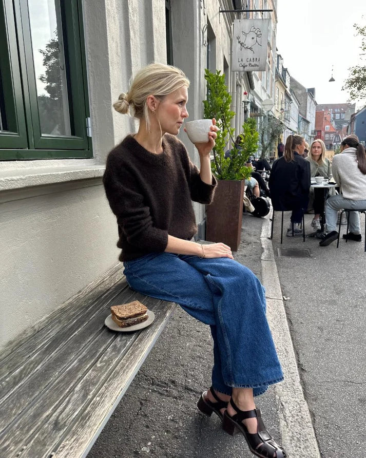 Stockholm Sweater on ylellinen, höyhenenkevyt ja elegantti neulepusero, joka neulotaan kauttaaltaan kaksinkertaisesta lace-vahvuisesta silkki-mohairlangasta.