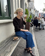 Stockholm Sweater on ylellinen, höyhenenkevyt ja elegantti neulepusero, joka neulotaan kauttaaltaan kaksinkertaisesta lace-vahvuisesta silkki-mohairlangasta.