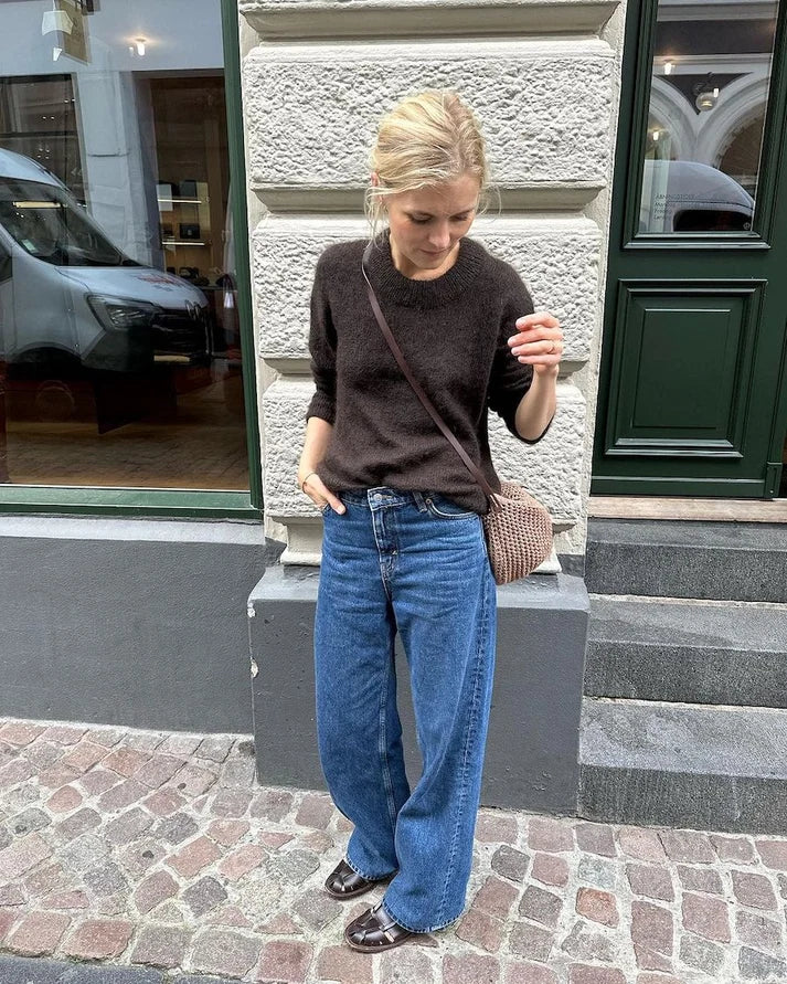 Stockholm Sweater on ylellinen, höyhenenkevyt ja elegantti neulepusero, joka neulotaan kauttaaltaan kaksinkertaisesta lace-vahvuisesta silkki-mohairlangasta.