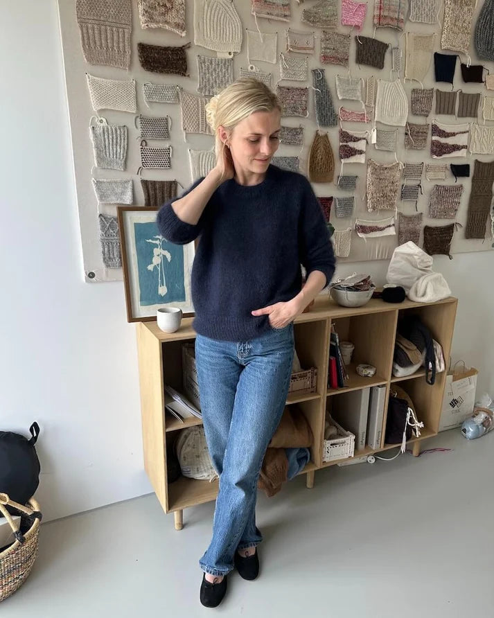 Stockholm Sweater on ylellinen, höyhenenkevyt ja elegantti neulepusero, joka neulotaan kauttaaltaan kaksinkertaisesta lace-vahvuisesta silkki-mohairlangasta.