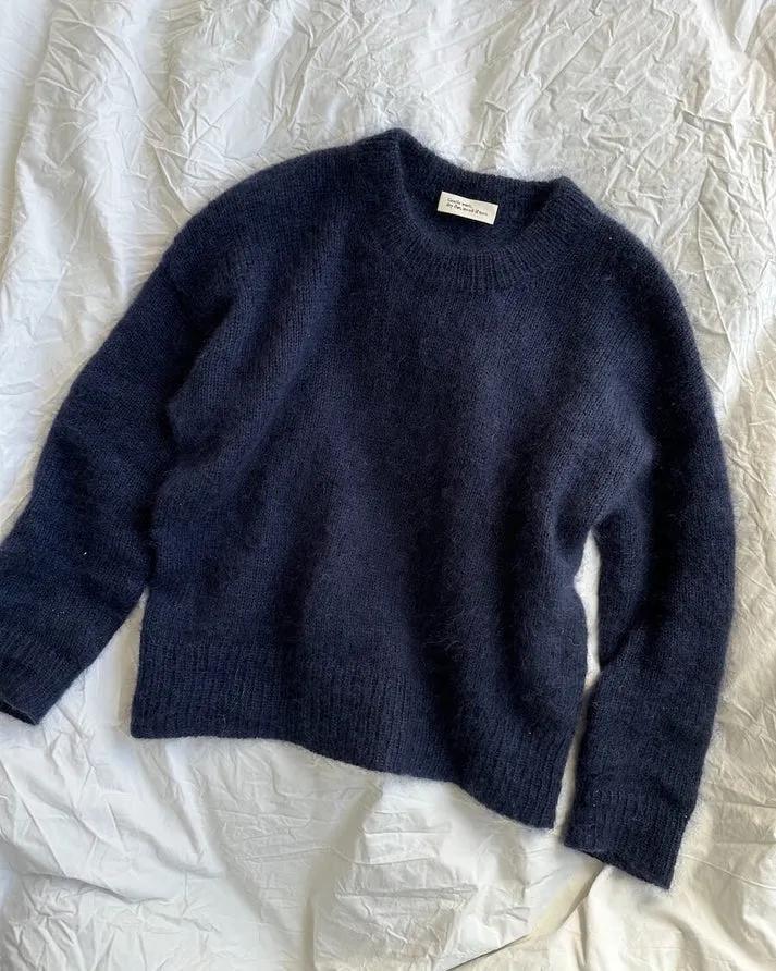 Stockholm Sweater on ylellinen, höyhenenkevyt ja elegantti neulepusero, joka neulotaan kauttaaltaan kaksinkertaisesta lace-vahvuisesta silkki-mohairlangasta.