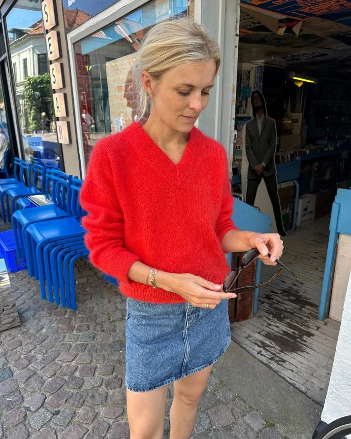 Stockholm Sweater V-neck on ylellinen, höyhenenkevyt ja elegantti neulepusero, joka neulotaan kauttaaltaan kaksinkertaisesta lace-vahvuisesta silkki-mohairlangasta.