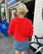 Stockholm Sweater V-neck on ylellinen, höyhenenkevyt ja elegantti neulepusero, joka neulotaan kauttaaltaan kaksinkertaisesta lace-vahvuisesta silkki-mohairlangasta.