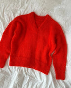 Stockholm Sweater V-neck on ylellinen, höyhenenkevyt ja elegantti neulepusero, joka neulotaan kauttaaltaan kaksinkertaisesta lace-vahvuisesta silkki-mohairlangasta.
