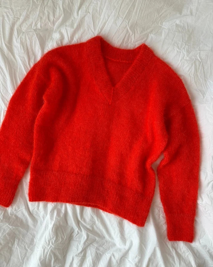 Stockholm Sweater V-neck on ylellinen, höyhenenkevyt ja elegantti neulepusero, joka neulotaan kauttaaltaan kaksinkertaisesta lace-vahvuisesta silkki-mohairlangasta.