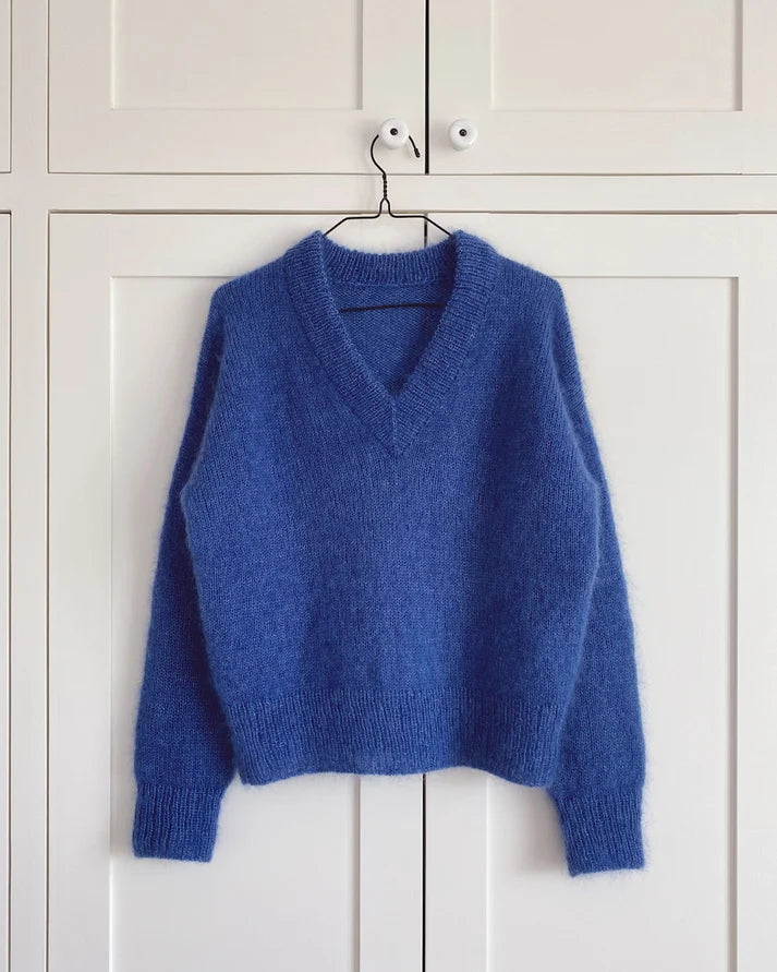Stockholm Sweater V-neck on ylellinen, höyhenenkevyt ja elegantti neulepusero, joka neulotaan kauttaaltaan kaksinkertaisesta lace-vahvuisesta silkki-mohairlangasta.