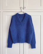 Stockholm Sweater V-neck on ylellinen, höyhenenkevyt ja elegantti neulepusero, joka neulotaan kauttaaltaan kaksinkertaisesta lace-vahvuisesta silkki-mohairlangasta.