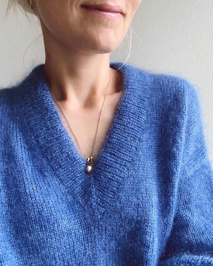 Stockholm Sweater V-neck on ylellinen, höyhenenkevyt ja elegantti neulepusero, joka neulotaan kauttaaltaan kaksinkertaisesta lace-vahvuisesta silkki-mohairlangasta.