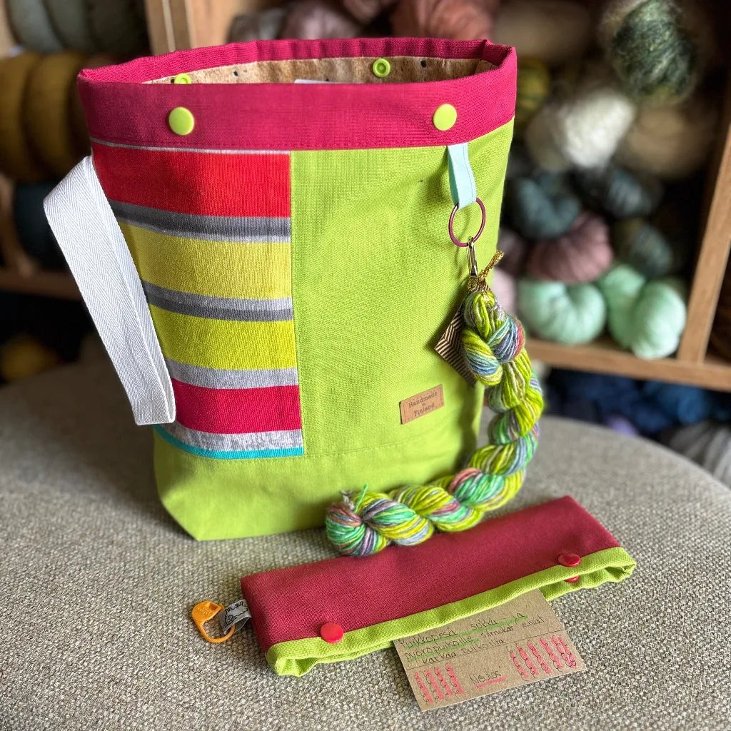 Carelia Handmade käsintehty sukkaprojektipussi ja nepparillinen puikkopesä pitävät työn ja silmukat tallessa. Mukana kehruukuitu- tai minilankanäyte!