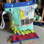 Carelia Handmade käsintehty sukkaprojektipussi ja nepparillinen puikkopesä pitävät työn ja silmukat tallessa. Mukana kehruukuitu- tai minilankanäyte!