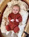 Anker’s Onesie on PetiteKnitin ihastuttavaan Anker-sarjaan kuuluva suloinen, pehmeä ja käytännöllinen vauvojen neulehaalari.