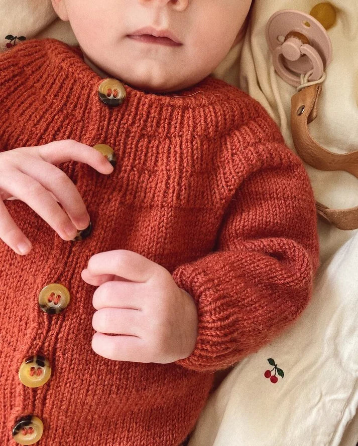 Anker’s Onesie on PetiteKnitin ihastuttavaan Anker-sarjaan kuuluva suloinen, pehmeä ja käytännöllinen vauvojen neulehaalari.