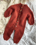Anker’s Onesie on PetiteKnitin ihastuttavaan Anker-sarjaan kuuluva suloinen, pehmeä ja käytännöllinen vauvojen neulehaalari.