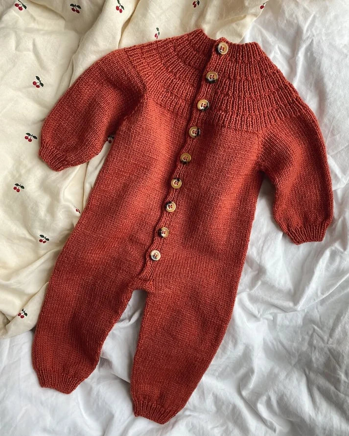 Anker’s Onesie on PetiteKnitin ihastuttavaan Anker-sarjaan kuuluva suloinen, pehmeä ja käytännöllinen vauvojen neulehaalari.