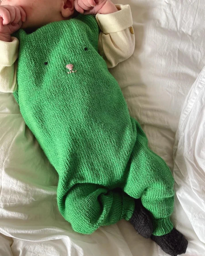 Teddy Pants -henkselihousut ovat suloiset, pehmeät ja leikkisät vauvojen ja taaperoiden neulehousut, joiden rintamusta koristaa herttainen kirjailtu nallen naama.