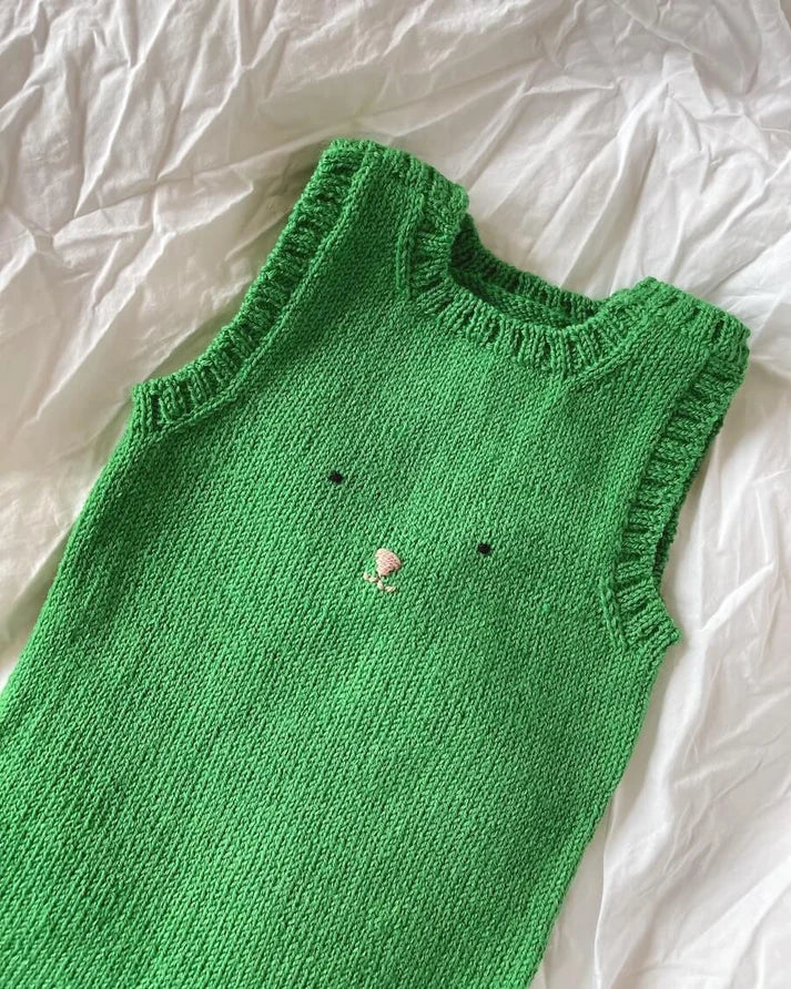 Teddy Pants -henkselihousut ovat suloiset, pehmeät ja leikkisät vauvojen ja taaperoiden neulehousut, joiden rintamusta koristaa herttainen kirjailtu nallen naama.