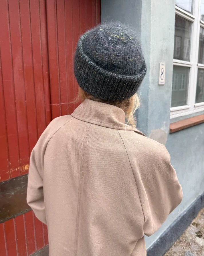 Terrazzo Hat on moderni, lämmin ja ryhdikäs pipo, jossa yhdistyvät napakka joustinneuleinen taitereunus ja sileä neulepinta.