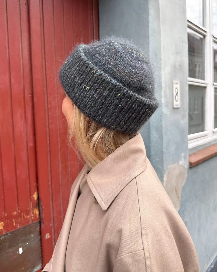 Terrazzo Hat on moderni, lämmin ja ryhdikäs pipo, jossa yhdistyvät napakka joustinneuleinen taitereunus ja sileä neulepinta.