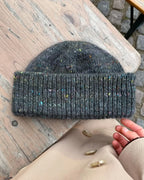 Terrazzo Hat on moderni, lämmin ja ryhdikäs pipo, jossa yhdistyvät napakka joustinneuleinen taitereunus ja sileä neulepinta.
