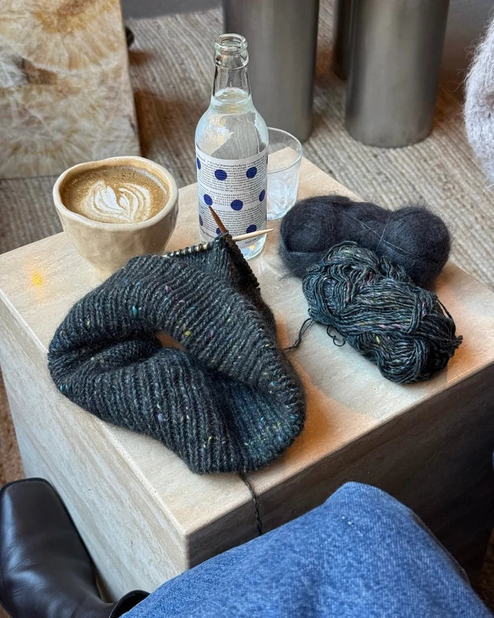 Terrazzo Hat on moderni, lämmin ja ryhdikäs pipo, jossa yhdistyvät napakka joustinneuleinen taitereunus ja sileä neulepinta.