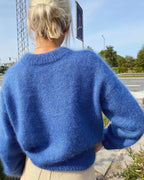 Stockholm Sweater V-neck on ylellinen, höyhenenkevyt ja elegantti neulepusero, joka neulotaan kauttaaltaan kaksinkertaisesta lace-vahvuisesta silkki-mohairlangasta.