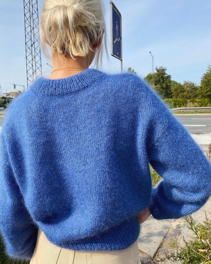 Stockholm Sweater V-neck on ylellinen, höyhenenkevyt ja elegantti neulepusero, joka neulotaan kauttaaltaan kaksinkertaisesta lace-vahvuisesta silkki-mohairlangasta.