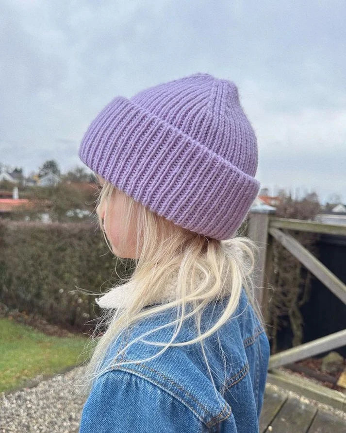 Weekend Hat on klassinen, napakka ja ajattoman tyylikäs joustinneulepipo koko perheelle vauvasta aikuiseen.